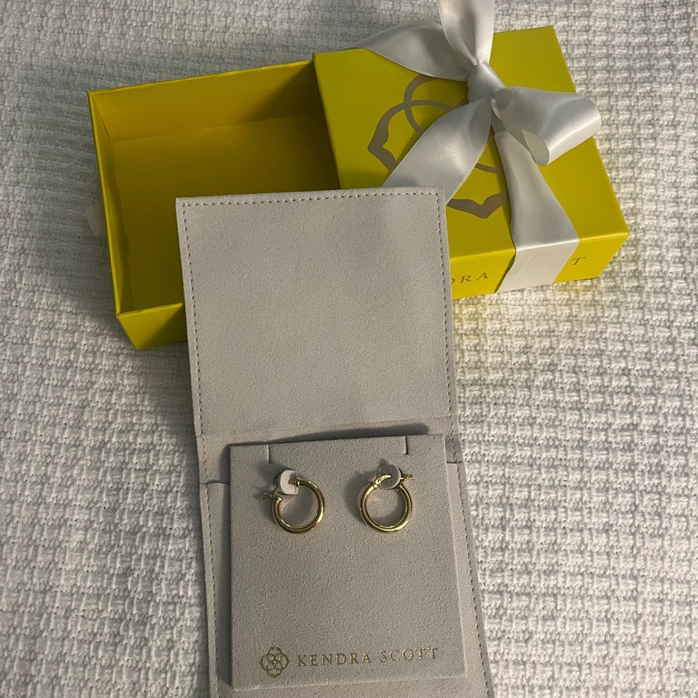 NEW in package. Kendra Scott Gold Hoop Earrings